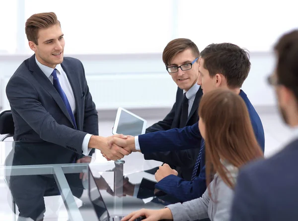 Handdruk zakenpartners op een vergadering — Stockfoto