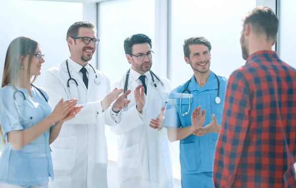Grupo de médicos felicitando al paciente por su recuperación — Foto de Stock