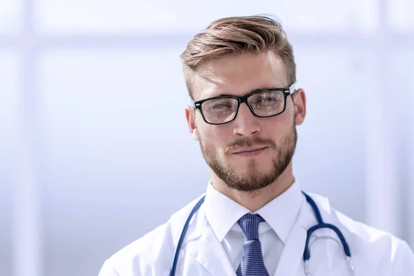 De cerca. retrato de un hermoso médico senior — Foto de Stock