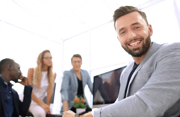 Успешный бизнесмен сидит в современном офисе — стоковое фото