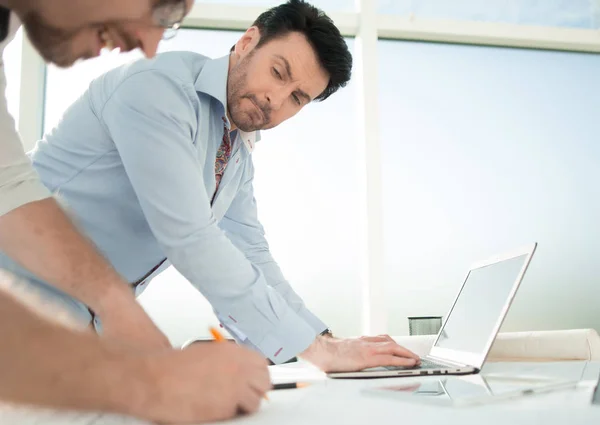 Dois arquitetos usam um laptop para o trabalho. — Fotografia de Stock