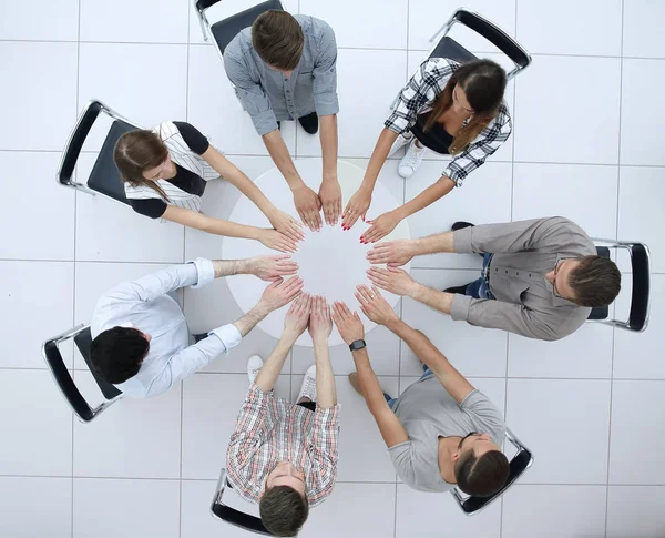 Top View.Erfolgreiches Wirtschaftsteam sitzt am runden Tisch — Stockfoto