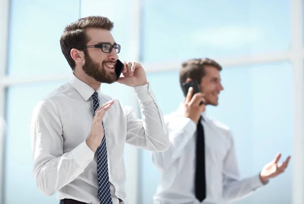 Affärspartners som kommunicerar med hjälp av smartphones — Stockfoto