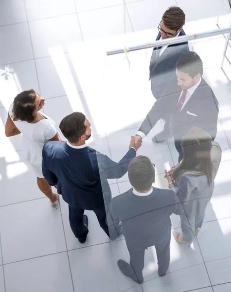 Biznesowych background.handshake biznesmenów w centrum biznesowym — Zdjęcie stockowe
