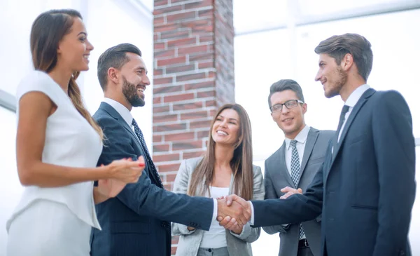 Equipe de negócios feliz aplaude novos parceiros de negócios — Fotografia de Stock