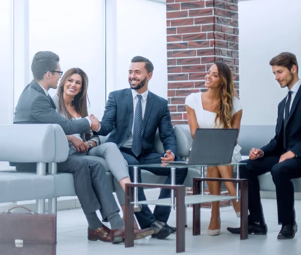 Colegas aplaudem parceiros de negócios em uma reunião de negócios — Fotografia de Stock