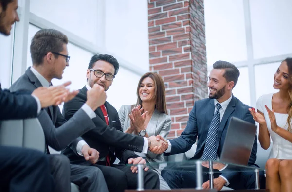 Üzleti partnerek kezet ráznak egy üzleti megbeszélésen — Stock Fotó