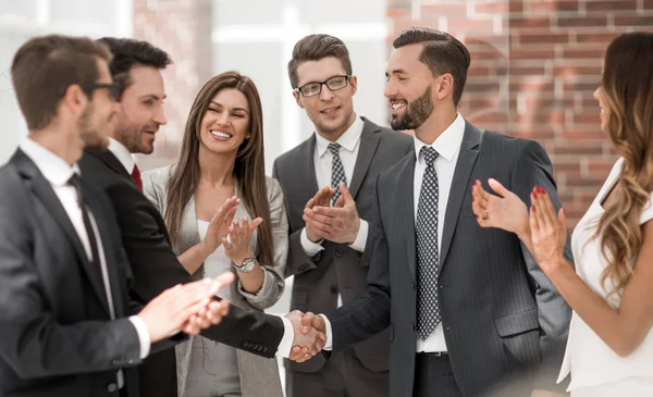 お互いに手を振ってビジネス人々 の笑顔 — ストック写真