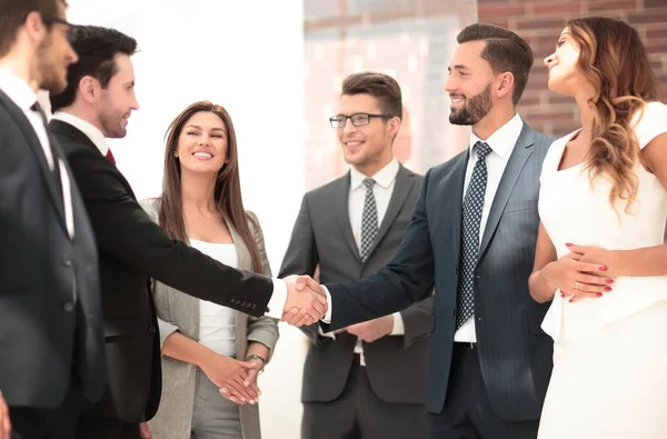 Team di lavoro guarda la stretta di mano dei partner commerciali — Foto Stock