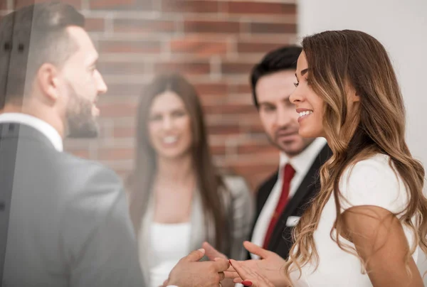 Equipo de negocios está discutiendo nuevas oportunidades — Foto de Stock