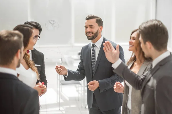 Close up.the Project Manager habla con el equipo de negocios — Foto de Stock