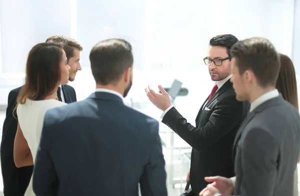 Close up. Un gruppo di uomini d'affari in una presentazione aziendale . — Foto Stock