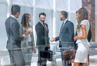 Modern bir ofiste el sıkışma işi ortakları