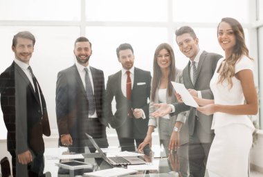 Profesyonel iş ekibi ofiste bekliyor.