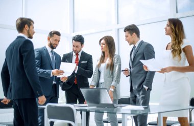 ofis resepsiyon duran iş belgeleri tartışırken iş takım