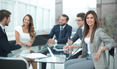 İş dünyası ekibi bir iş toplantısında yeni fikirleri tartışıyor