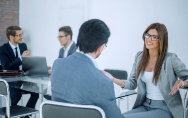 İş kadını iş ortağıyla konuşuyor.