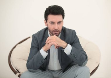 up.serious modern insanın rahat bir sandalyede oturuyor kapatın