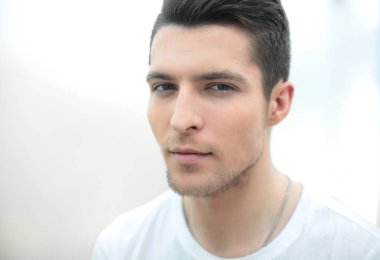 yakın çekim. Sevimli ve yakışıklı adam