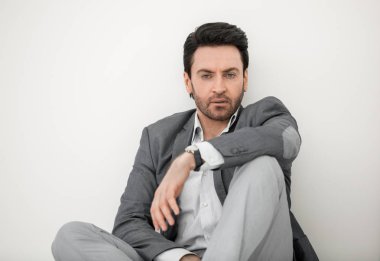 hayal kırıklığına uğramış işadamı duvara yakın oturan.