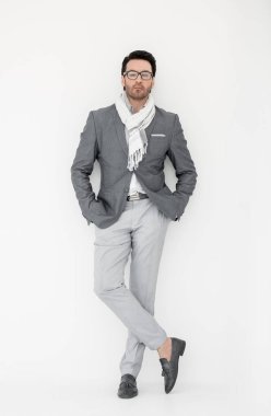 tam yükseklikte .pensive adam bir eşarp.