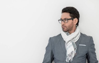 Beyaz arka plan üzerinde içinde tam growth.pensive iş adamı