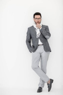 Beyaz arka plan üzerinde içinde tam growth.serious iş adamı