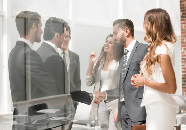 iş takım proje yöneticisi ile bir şey tartışıyor
