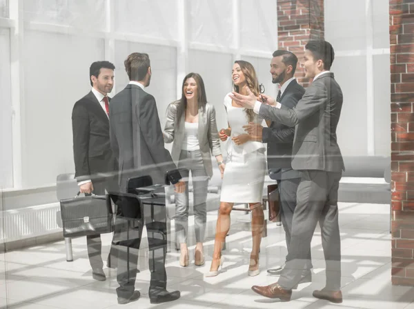 Grup de oameni de afaceri care stau în sala băncii — Fotografie, imagine de stoc