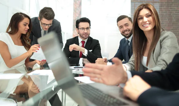 Affärsman med laptop under ett möte med styrelsen — Stockfoto