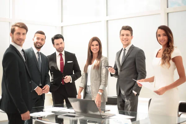 Equipe profissional de negócios no local de trabalho — Fotografia de Stock