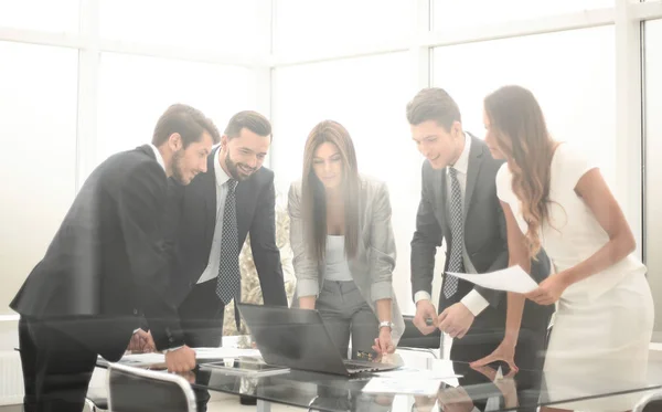 Grupo de empleados mirando la pantalla del ordenador portátil —  Fotos de Stock