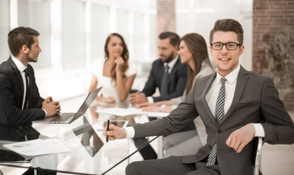 Успешный бизнес-команда, сидя в офисе — стоковое фото