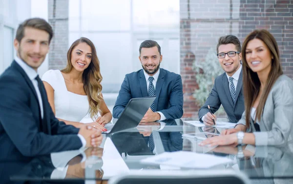 Бизнес-менеджер и сотрудники на деловой встрече в офисе — стоковое фото