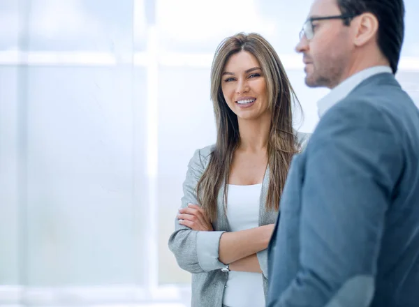 Zakenpartners staan samen en kijken naar kopieerruimte — Stockfoto