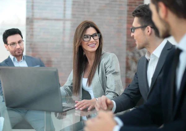 Besprechung des Geschäftsteams am Schreibtisch — Stockfoto