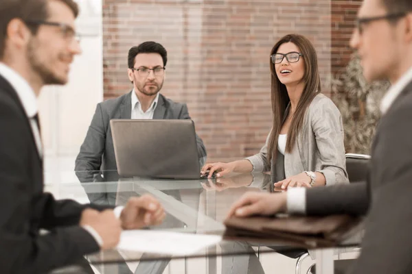 Geschäftspartner reden am Bürotisch — Stockfoto