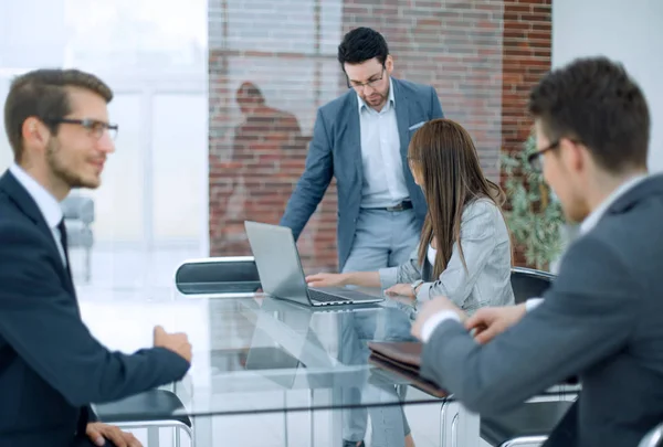 Zwei Geschäftsleute diskutieren in der Bankfiliale — Stockfoto