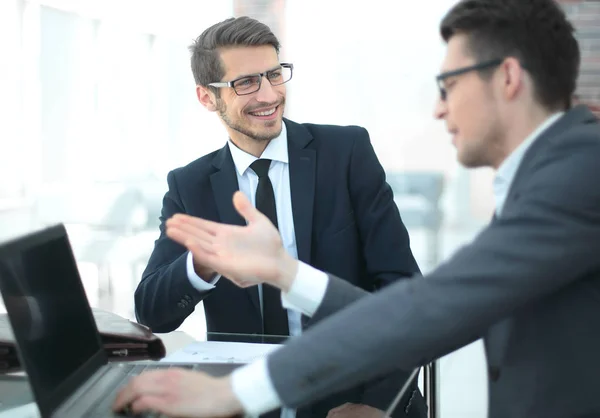 Mujer de negocios hablando con su socio de negocios — Foto de Stock