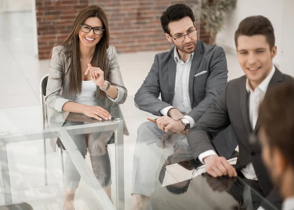 Geschäftsführer hält ein Briefing mit dem Business-Team ab — Stockfoto