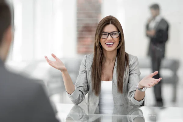 Geschäftsfrau erklärt dem Kunden die Vertragsbedingungen — Stockfoto