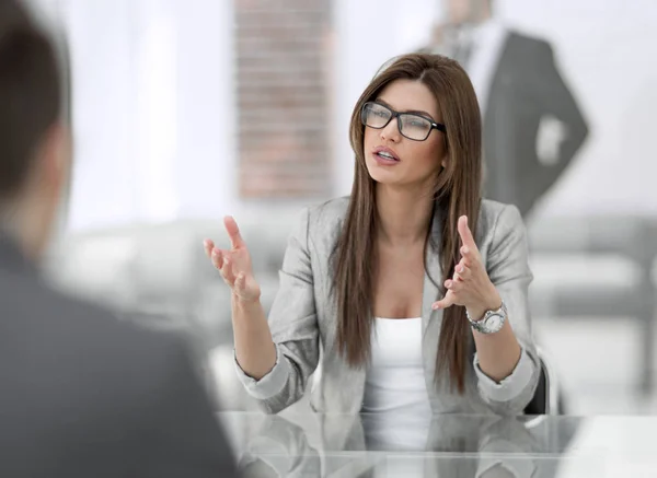 Gerente hablando con un cliente en una oficina moderna —  Fotos de Stock