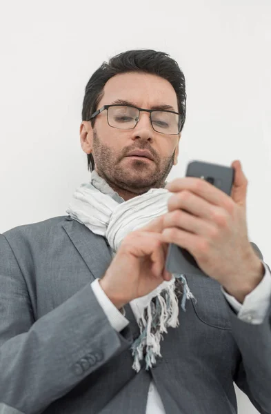 På nära håll. en affärsman använder sin smartphone — Stockfoto