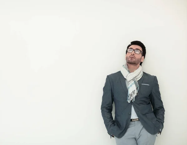 Serio uomo d'affari con occhiali su sfondo bianco . — Foto Stock