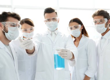 Sıvılarla çalışan bir grup sağlık çalışanına yakın çekim