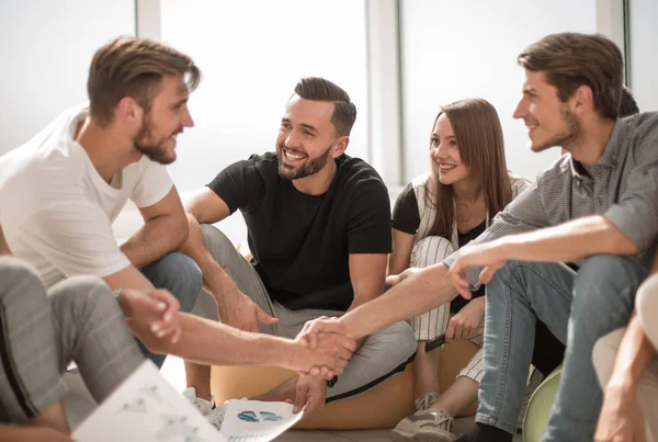 Jovem equipe de negócios discutindo seu plano de negócios — Fotografia de Stock