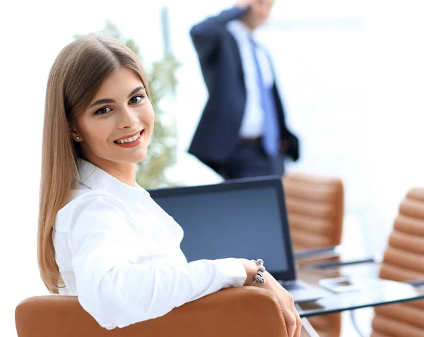 Assistente view.female traseiro olhando para a câmera . — Fotografia de Stock