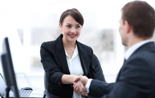 Primer plano de la mujer de negocios estrechando la mano con su colega . —  Fotos de Stock