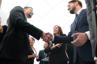 İş konsepti. İş ortaklarının el sıkışması ve hoş geldiniz.