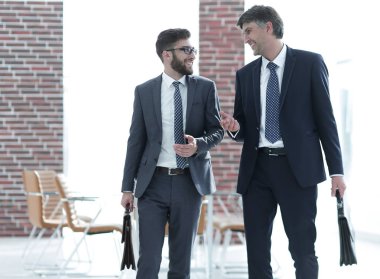 Bina ve konuşmayı ofisinde yürürken iş ortakları